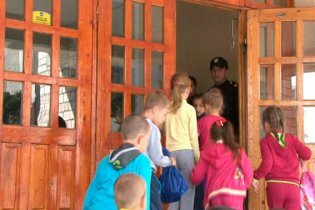 [фото] В Львовской обл. более 20 учебных заведений находятся под охраной милиции