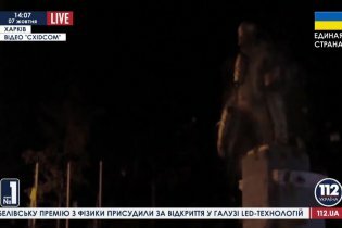 [фото] В Харькове повалили еще два монумента Ленина