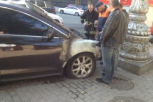 [фото] Причиной возгорания автомобиля возле Верховной Рады стало короткое замыкание