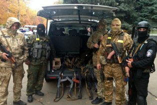 [фото] В Донецкой обл. из зоны АТО оперативники вывезли автоматы АК-74 и пистолеты Макарова, которые находятся на учете Минобороны и МВД