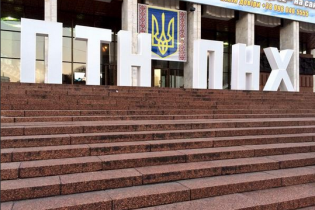 [фото] В Киеве перед "Украинским домом" выставили двухметровые буквы ПТН ПНХ