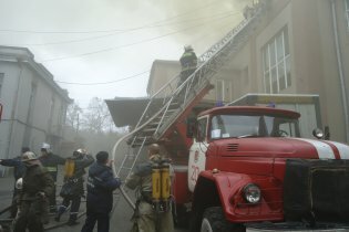 [фото] В Херсоне горит кондитерская фабрика им. Войкова
