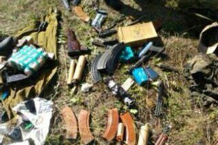 [фото] Бойцы батальона "Киев-1" задержали 5 человек, которые хотели закопать оружие в лесополосе