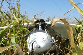 [фото] В Черниговской обл. в результате падения легкомоторного самолета погиб пилот