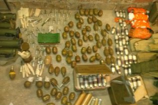 [фото] В Днепропетровске оперативники изъяли большой арсенал оружия и боеприпасов
