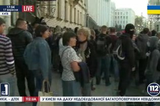 [фото] Под АП требуют от Порошенко не подписывать законы "о Донбассе"