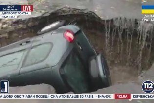 [фото] В Днепропетровске из-за непогоды авто провалилось под асфальт