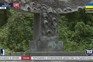 [фото] Оскверненный памятник в Бабьем Яру в Киеве уже восстановили