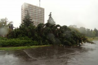 [фото] В Мариуполе из-за урагана обрушились части балкона
