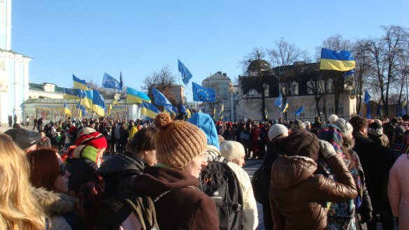 Колонна студентов Киево-Могилянской академии идет на Майдан Незалежности