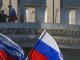 Над городским советом Артемовска митингующие установили российский флаг