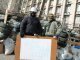 В Донецке пророссийски настроенные митингующие заблокировали автобус с военнослужащими