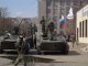 В центре Славянска стоит бронетехника под российскими флагами