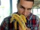 Кличко съел банан в знак протеста против расизма
