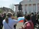 В г. Счастье Луганской обл. около 70 человек митингуют возле горисполкома
