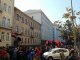 Митингующие под АП противники закона об особом статусе Донбасса бросают шумовые гранаты во двор здания