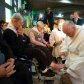 Папа Римский омыл и поцеловал ноги 12 инвалидам